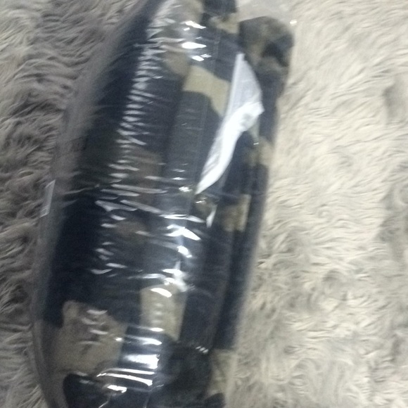 Victoria's Secret pink soft Sherpa blanket camo - Picture 3 of 5